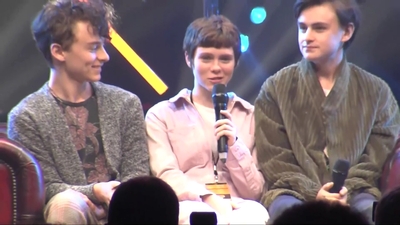 2019-10-25_-_MCM_Comic_Con_-_It_Cast_Panel_01_mp46860.jpg