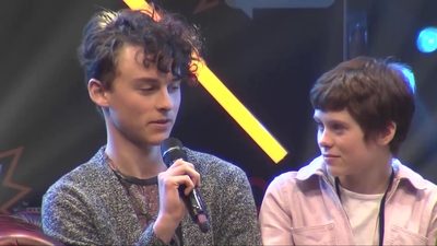 2019-10-25_-_MCM_Comic_Con_-_It_Cast_Panel_01_mp46889.jpg