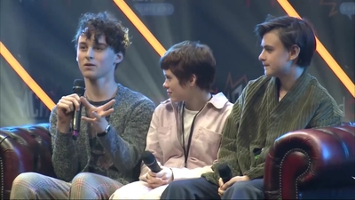 2019-10-25_-_MCM_Comic_Con_-_It_Cast_Panel_01_mp46892.jpg
