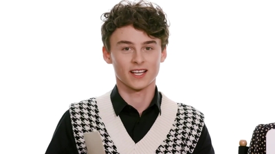2020-03-07_-_Netflix_-_Wyatt_Oleff_and_Sophia_Lillis_BFF_Test_mp411113.jpg